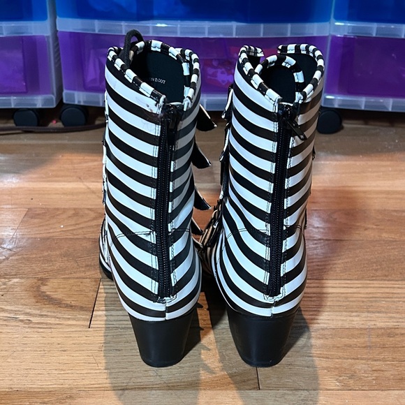 Striped Black and White Strange Cvlt
Coven boots - Picture 3 of 5